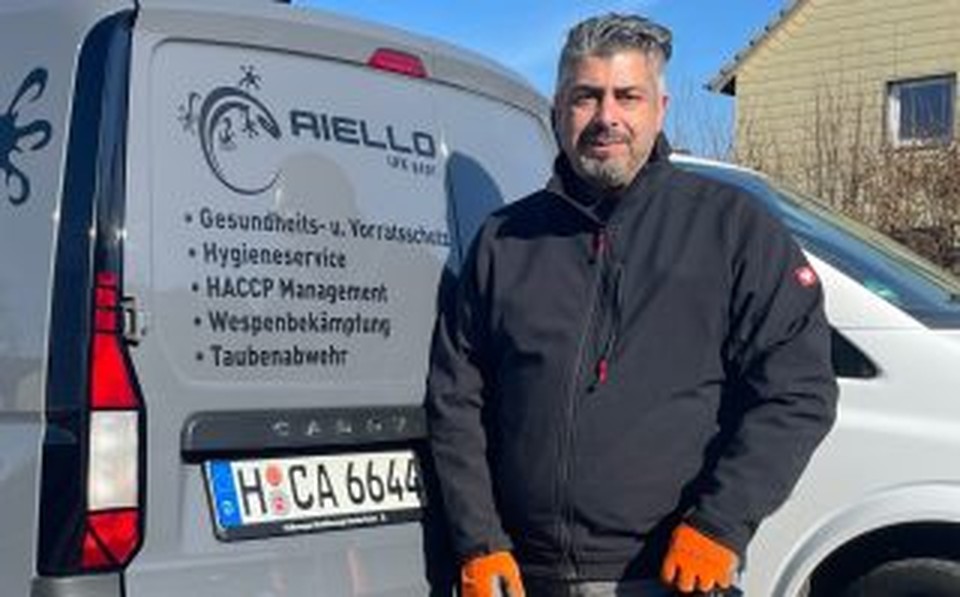 Cesar Aiello, Inhaber von C. Aiello Schädlingsbekämpfung, vor dem Firmenfahrzeug